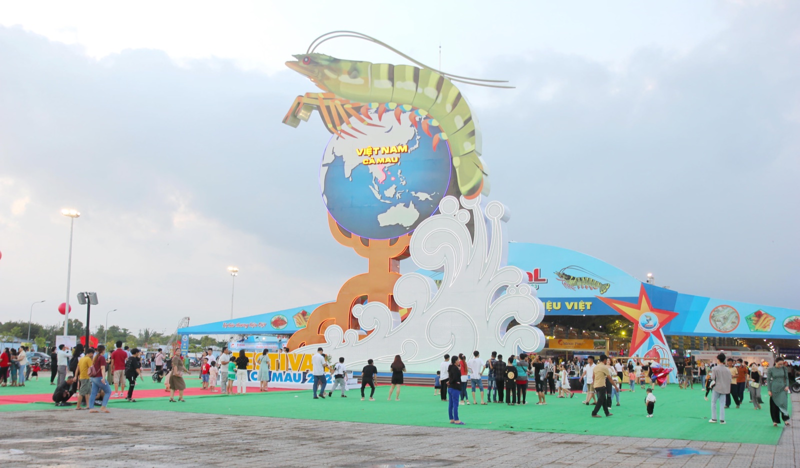 Không gian Festival Tôm Cà Mau với mô hình tôm và địa cầu